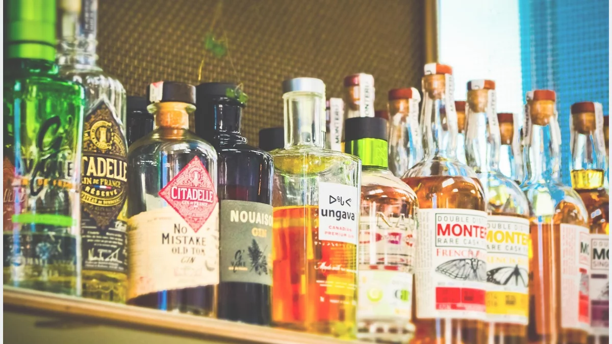Małpka alkohol — co to jest, gdzie kupić, jakie są pojemności?