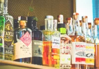 Małpka alkohol — co to jest, gdzie kupić, jakie są pojemności? - zdjęcie główne