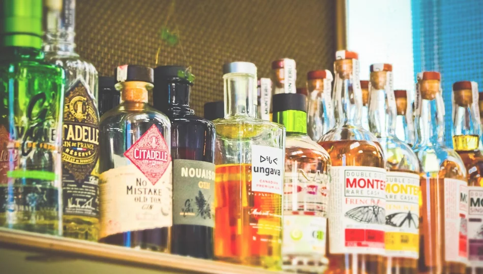 Małpka alkohol — co to jest, gdzie kupić, jakie są pojemności? - zdjęcie 1