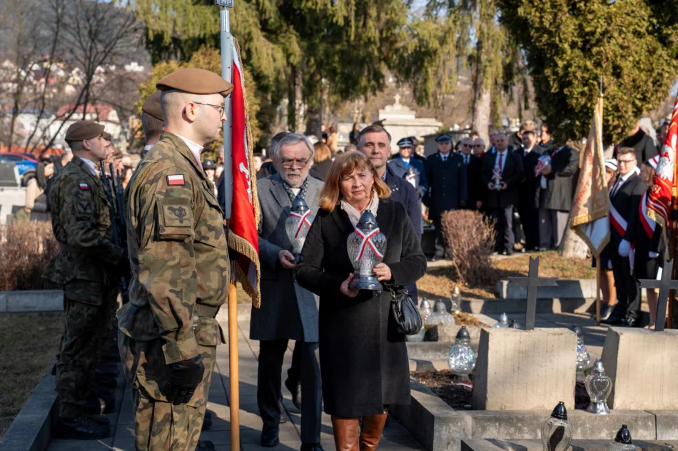 Prosili o... ciszę. Kontrowersje wokół obchodów na cmentarzu - zdjęcie 2