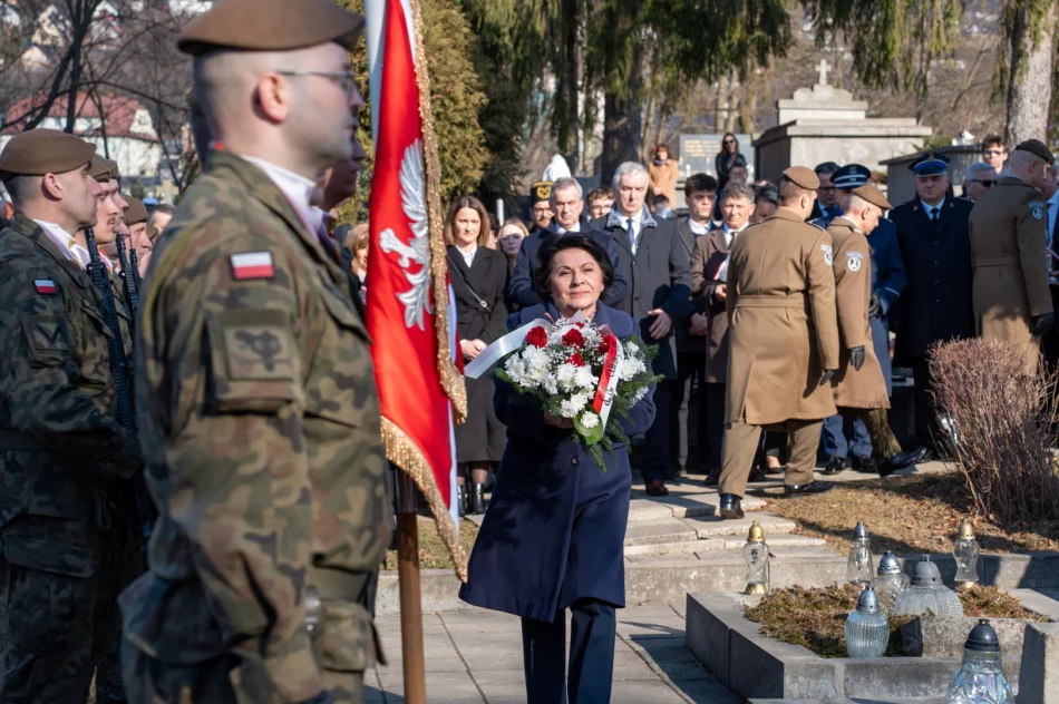 Prosili o... ciszę. Kontrowersje wokół obchodów na cmentarzu - zdjęcie 3