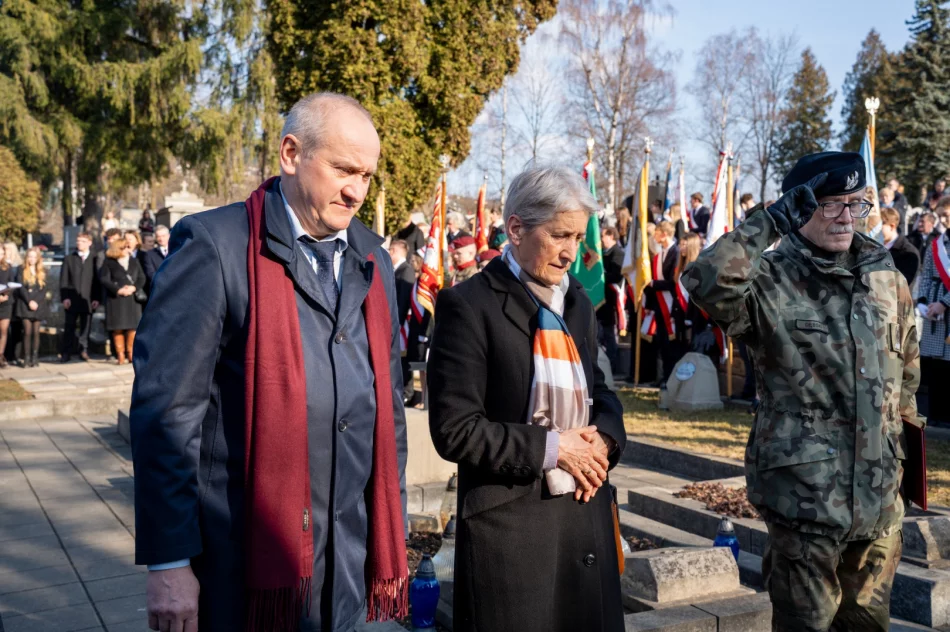 Prosili o... ciszę. Kontrowersje wokół obchodów na cmentarzu - zdjęcie 7