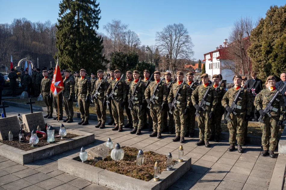 Prosili o... ciszę. Kontrowersje wokół obchodów na cmentarzu - zdjęcie 8
