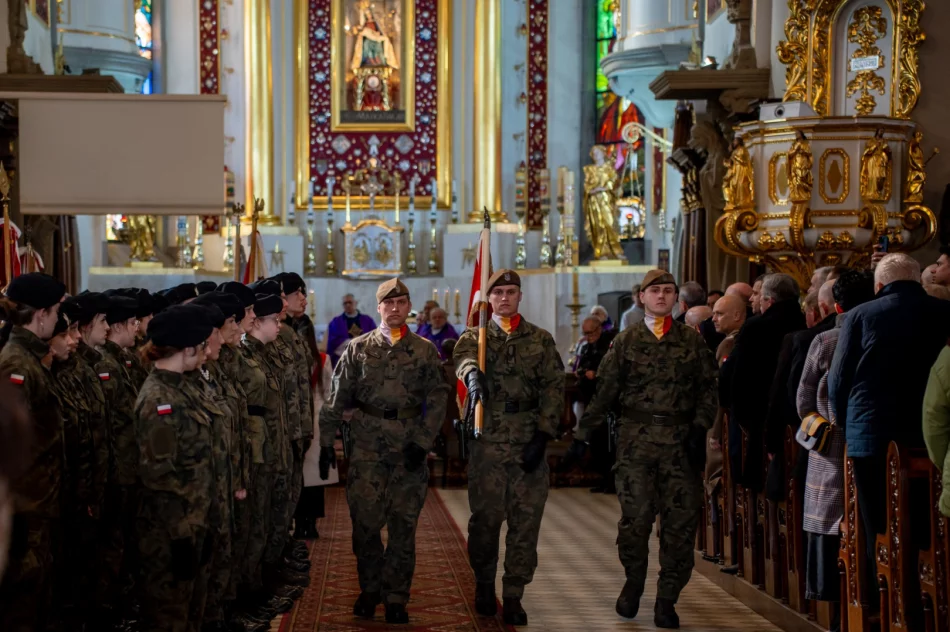 Prosili o... ciszę. Kontrowersje wokół obchodów na cmentarzu - zdjęcie 11