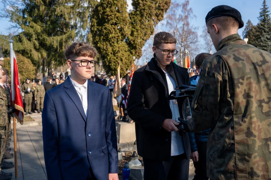 Prosili o... ciszę. Kontrowersje wokół obchodów na cmentarzu - zdjęcie 13