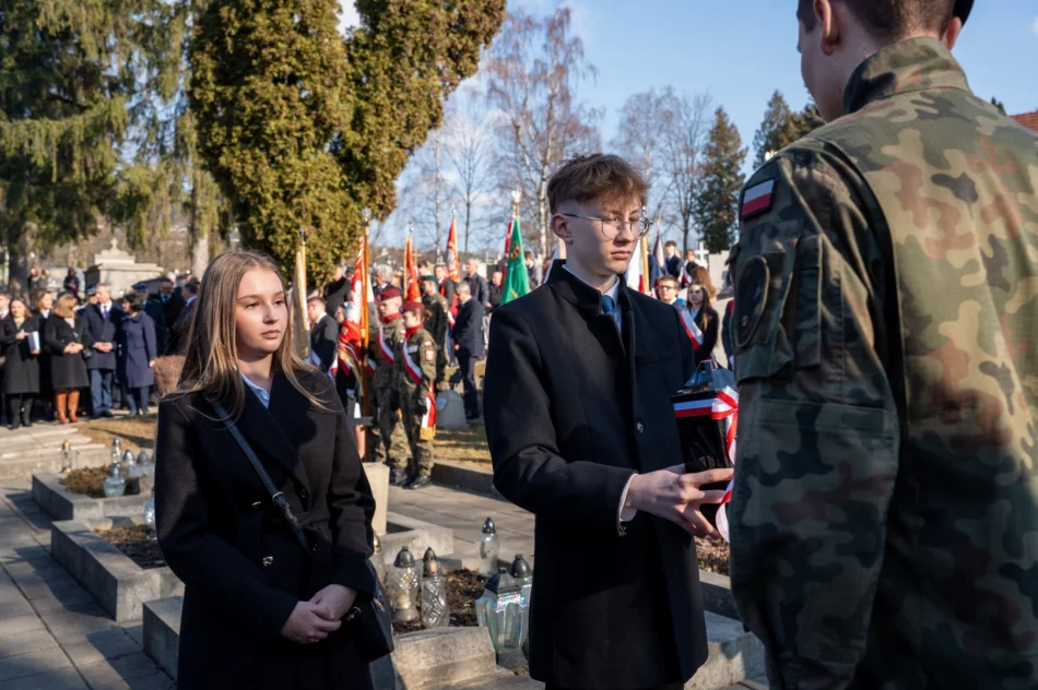 Prosili o... ciszę. Kontrowersje wokół obchodów na cmentarzu - zdjęcie 17