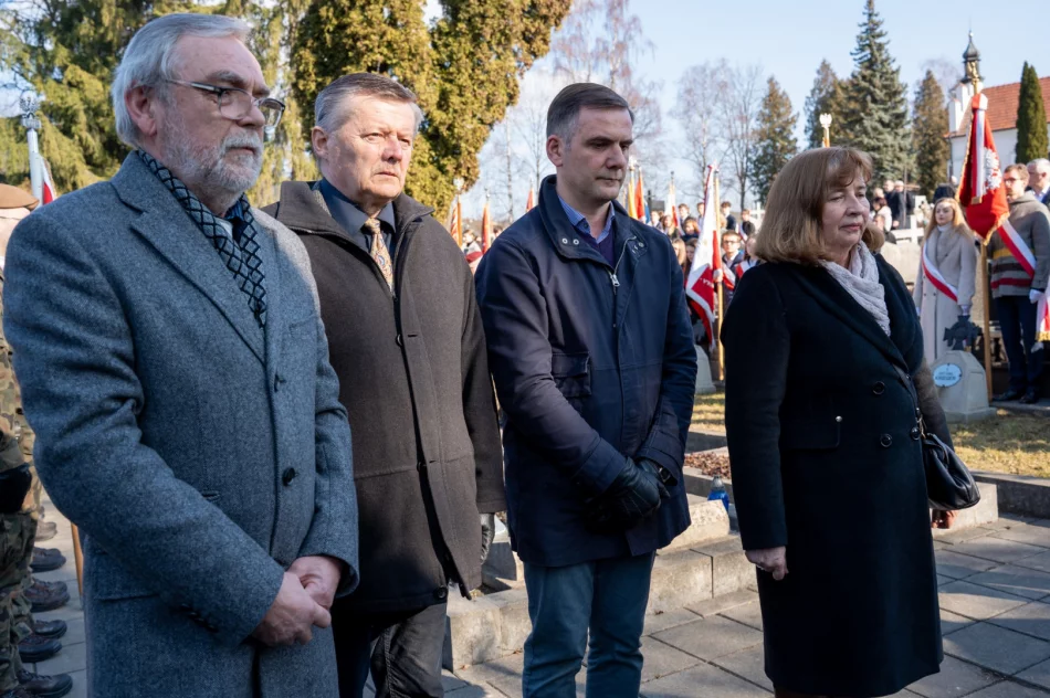 Prosili o... ciszę. Kontrowersje wokół obchodów na cmentarzu - zdjęcie 19