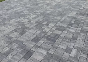 Układanie KOSTKI BRUKOWEJ kompleksowe usługi BRUKARSTWO budowa ogrodzeń OGRODZENIA - Zdjęcie główne