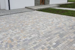 Układanie KOSTKI BRUKOWEJ kompleksowe usługi BRUKARSTWO OGRODZENIA budowa ogrodzeń - zdjęcie główne