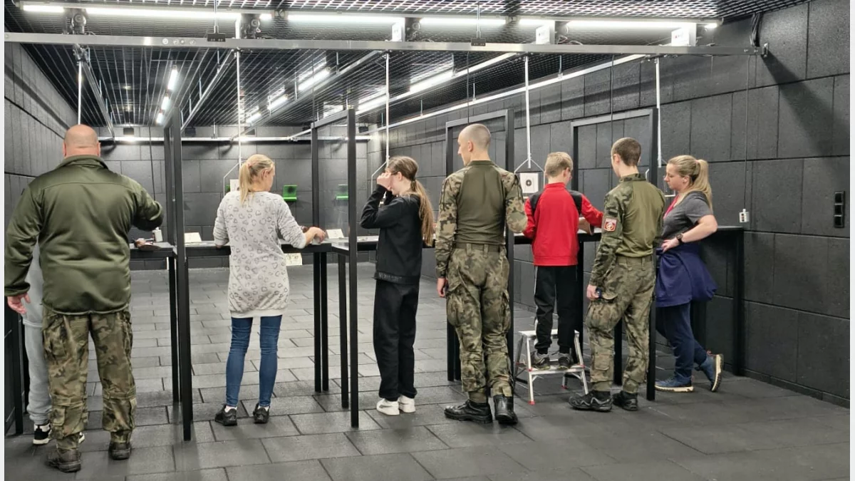 Młodzież z klas mundurowych na strzelnicy pneumatycznej w Tymbarku podczas oddawania strzałów.