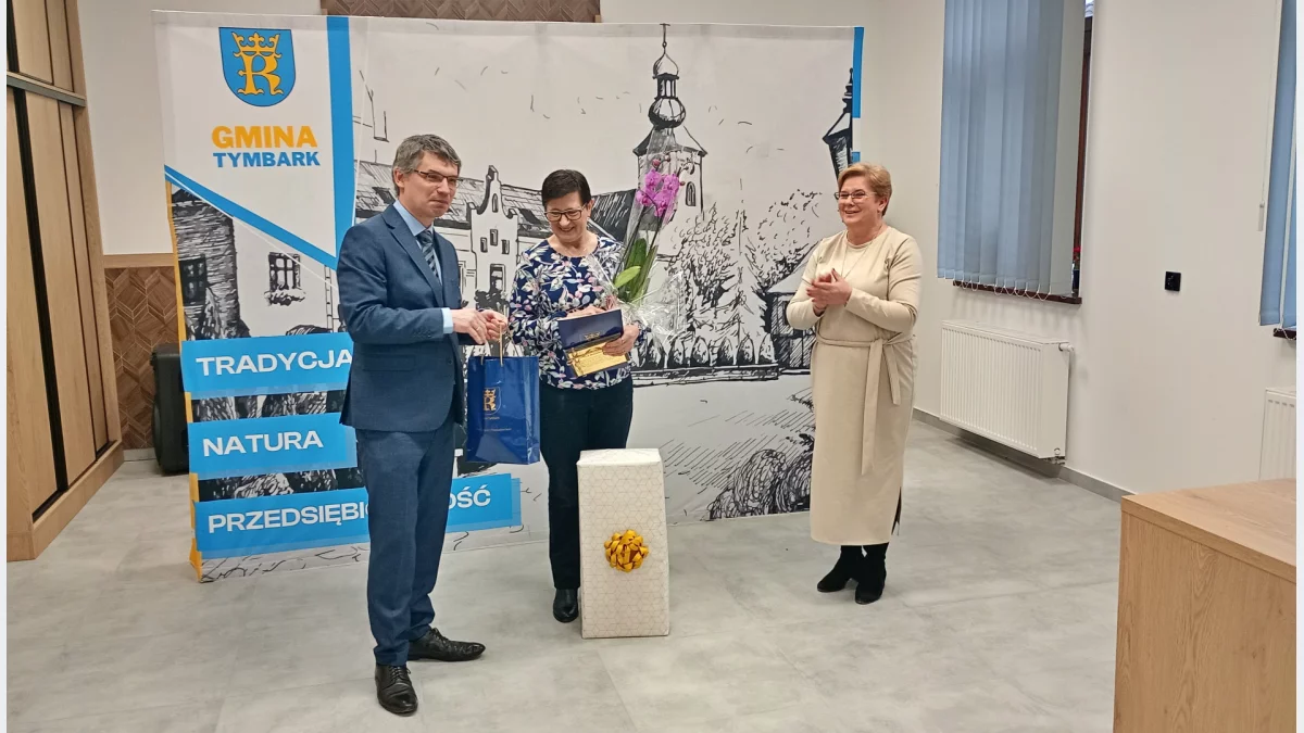 Uroczyste pożegnanie pracownicy Urzędu Gminy Tymbark Bronisławy Ryś z udziałem wójta Pawła Ptaszka.