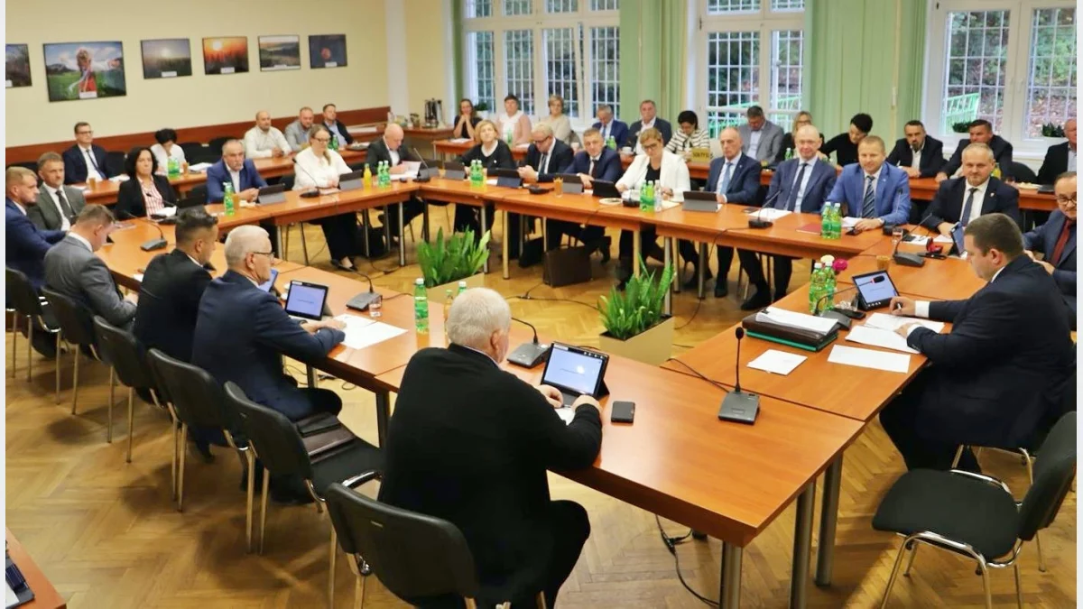 Radni podczas sesji Rady Gminy w sali konferencyjnej Urzędu Gminy Limanowa