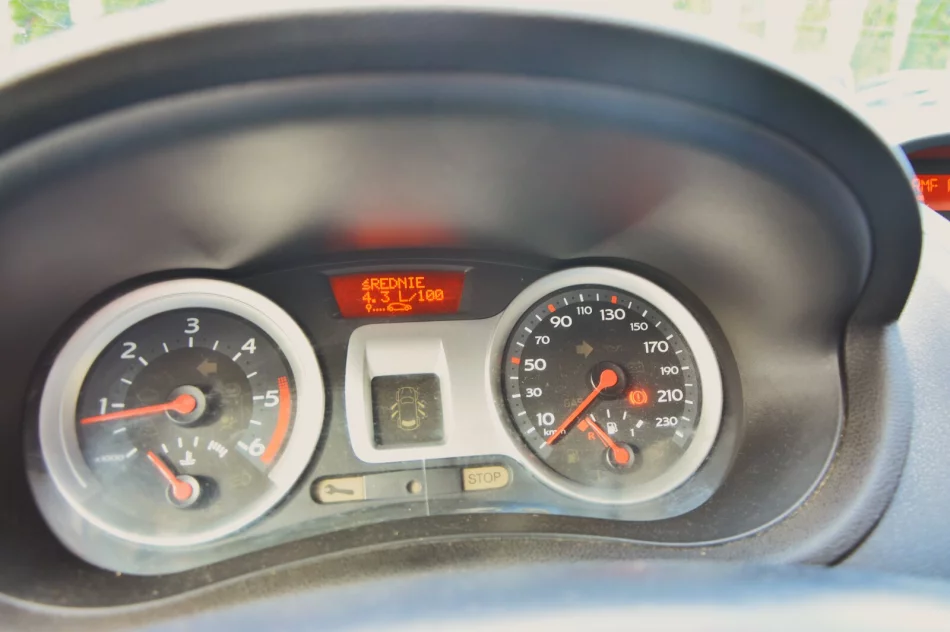 Sprzedam RENAULT CLIO 1.5 dCi 85 KM 2007 Bezwypadkowy - zdjęcie 10