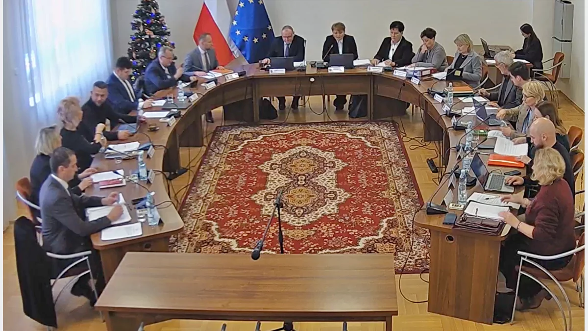 Radni podczas sesji Rady Miejskiej w sali konferencyjnej Urzędu Miasta Mszana Dolna