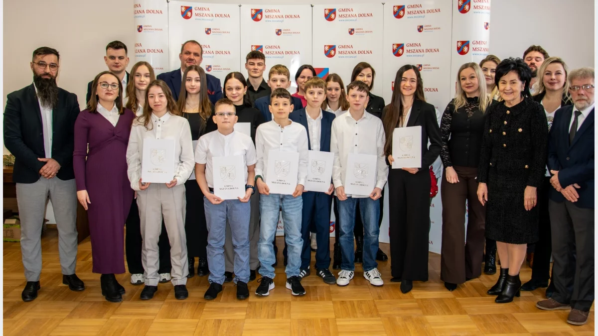 Uroczyste wręczenie dyplomów i nagród przez Wójta Gminy Mszana Dolna podczas sesji Rady Gminy.