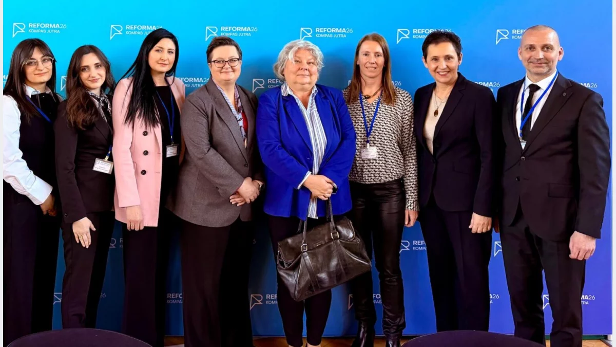 Sekretarz Stanu Katarzyna Lubnauer oraz dyrektor Albert Golonka podczas prezentacji projektu edukacyjnego w Gorlicach.