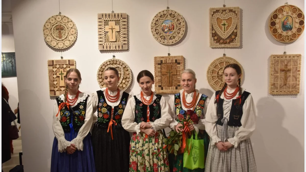 Artyści i goście podczas wernisażu wystawy twórców z gminy Kamienica w Miejskiej Bibliotece Publicznej w Limanowej