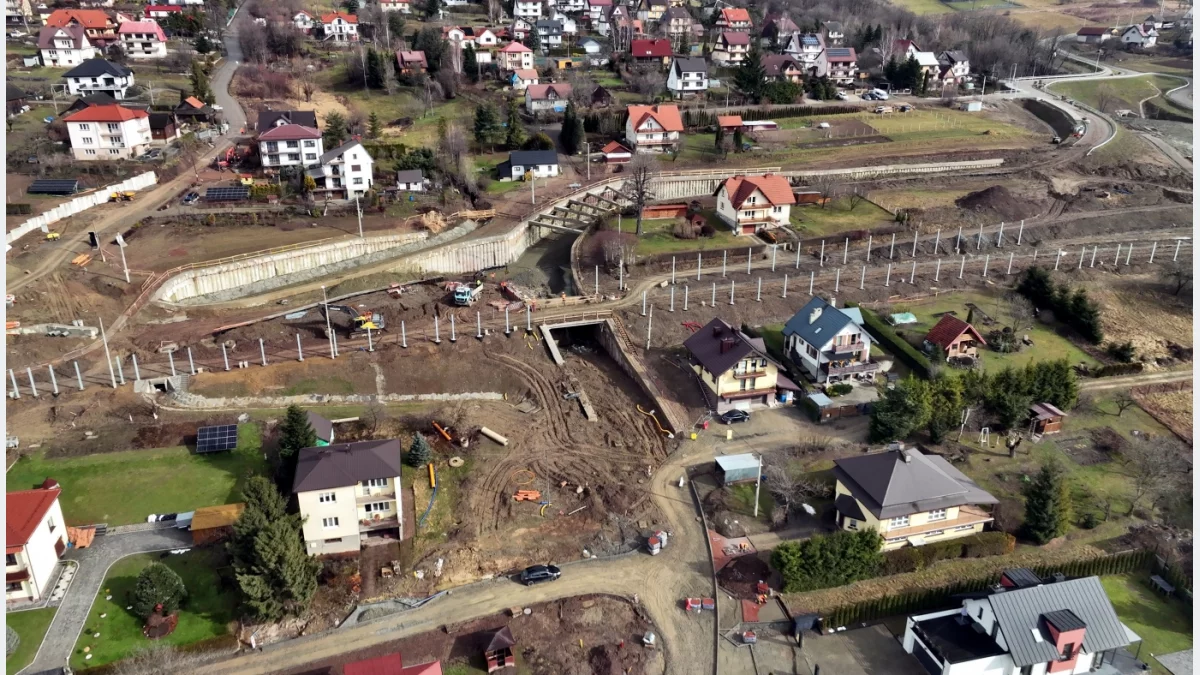Plac budowy w Limanowej, widoczne prace przy przejściu podziemnym i murach oporowych.