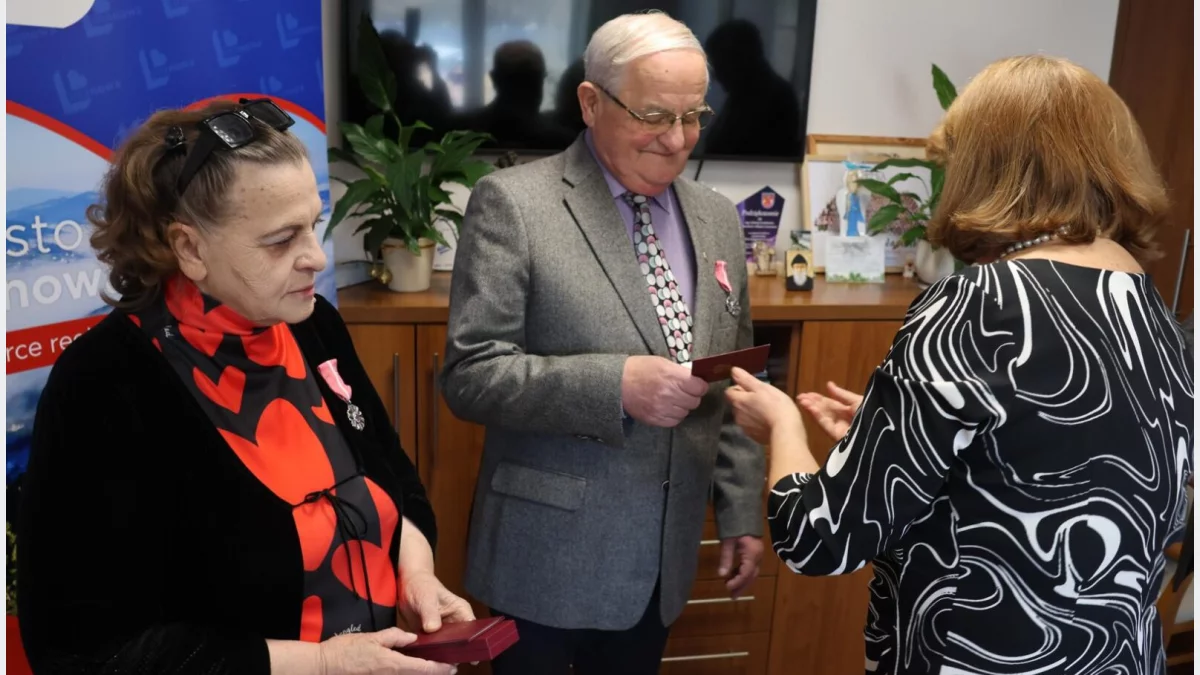 Burmistrz Jolanta Juszkiewicz wręcza medale małżeństwu świętującemu 50-lecie pożycia w Limanowej