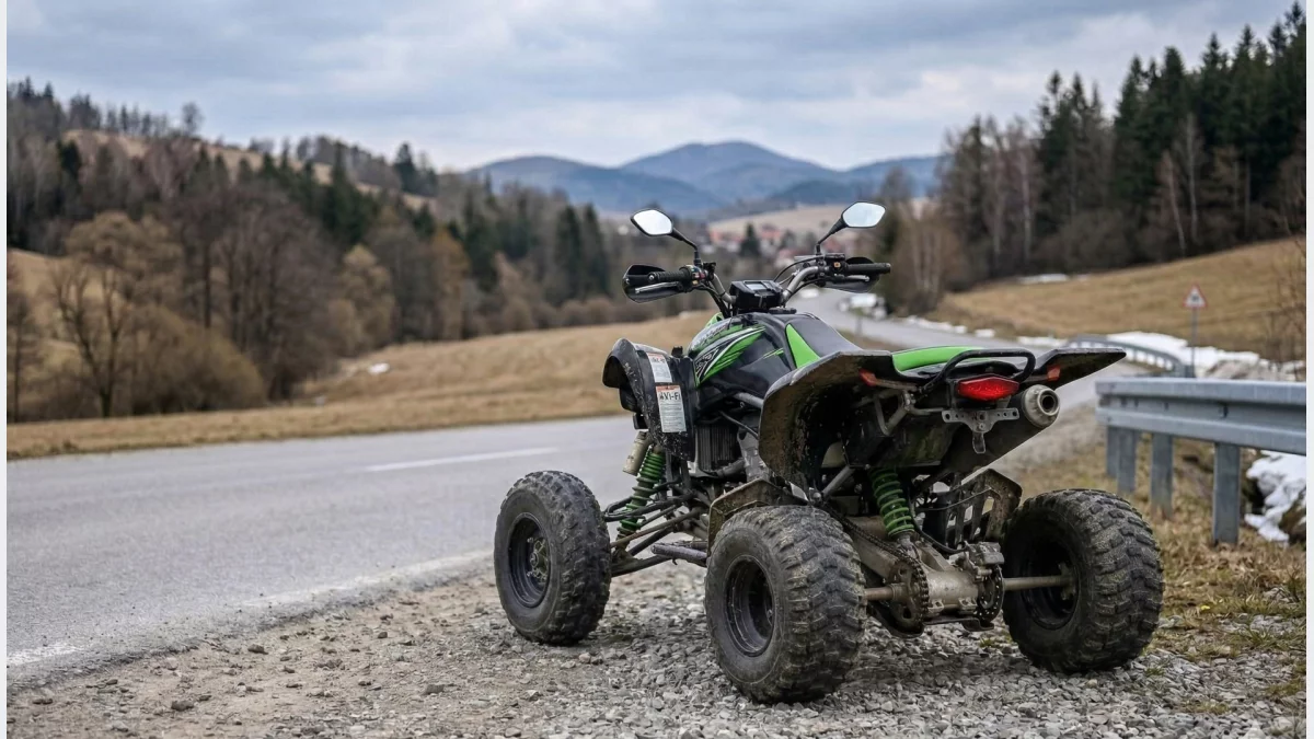 Quad żwirowym poboczu drogi w Beskidzie Wyspowym