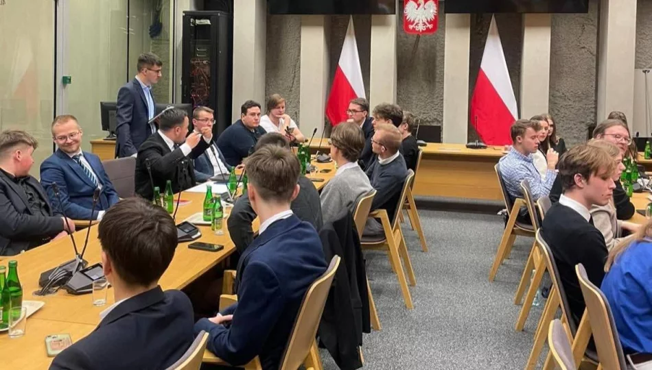 Młodzieżowa Rada Miasta Limanowa w konsultacjach konstytucyjnych w Warszawie - zdjęcie 1