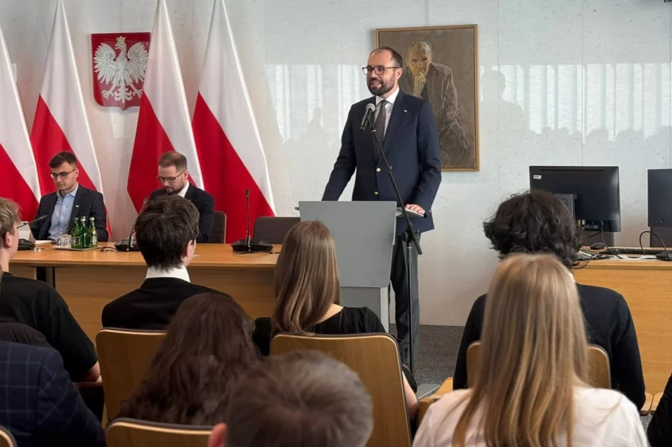 Młodzieżowa Rada Miasta Limanowa w konsultacjach konstytucyjnych w Warszawie - zdjęcie 2