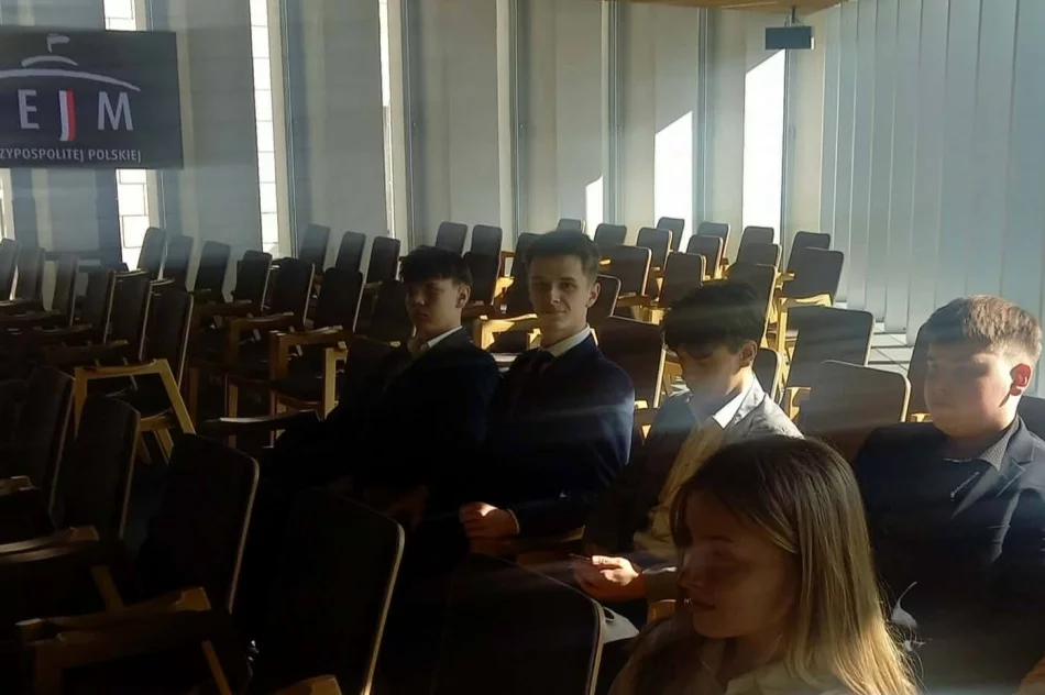Młodzieżowa Rada Miasta Limanowa w konsultacjach konstytucyjnych w Warszawie - zdjęcie 7