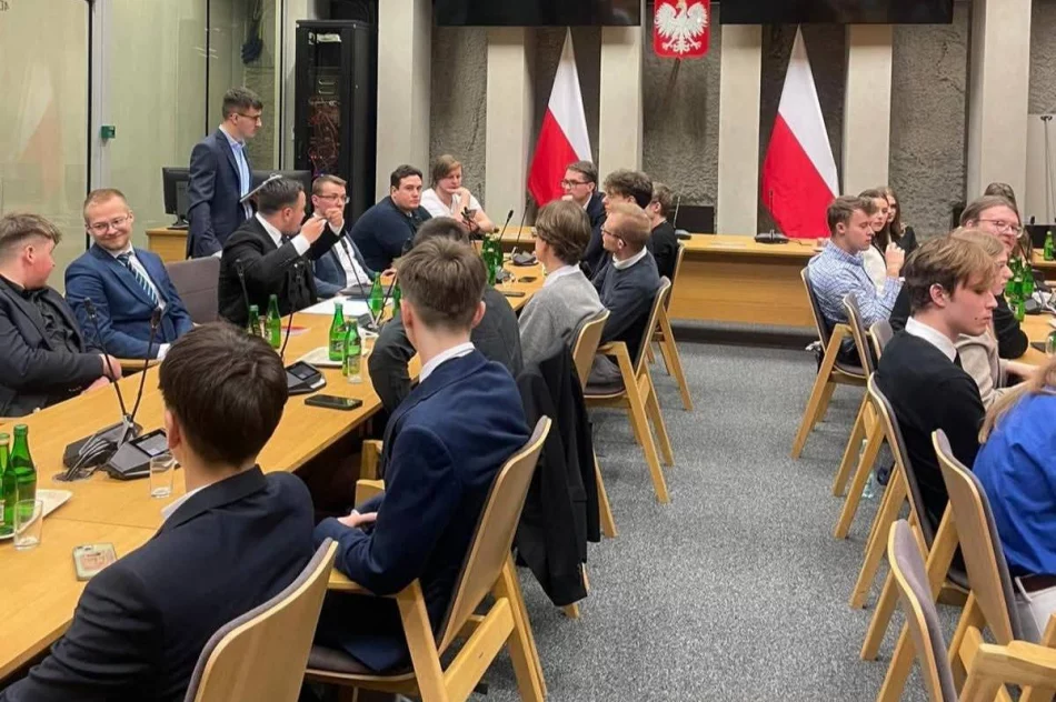 Młodzieżowa Rada Miasta Limanowa w konsultacjach konstytucyjnych w Warszawie - zdjęcie 8