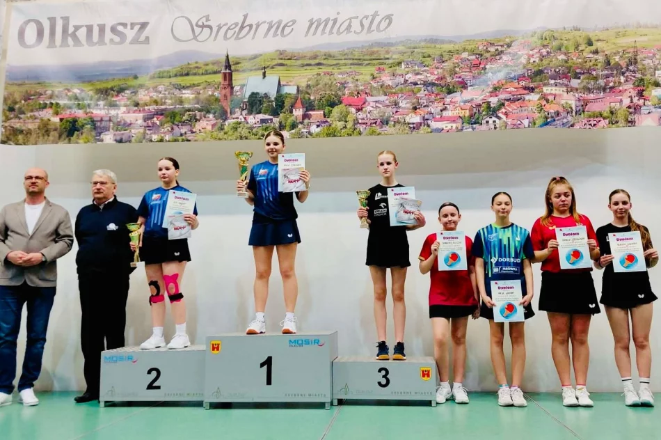 Sukcesy młodych tenisistów stołowych podczas III Wojewódzkiego Turnieju Klasyfikacyjnego Kadetów w Olkuszu - zdjęcie 2