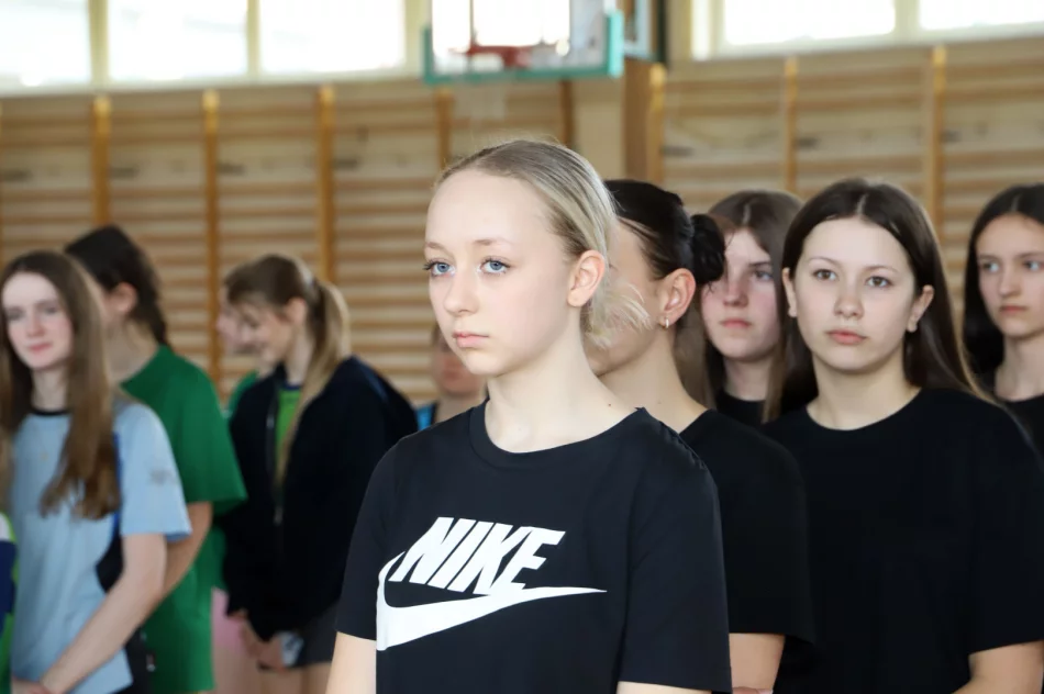 Dziewczęta ze SP 1 w Starej Wsi zwyciężają w Mistrzostwach Gminy w Piłce Ręcznej Młodzieży - zdjęcie 3