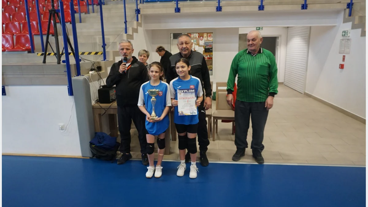 Drużyna SP Wilkowisko najlepsza w powiecie w mini siatkówce dziewcząt/Fot.: MOS Limanowa