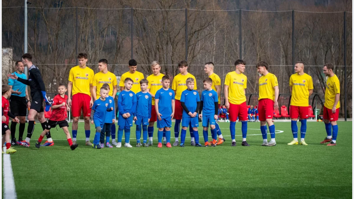 Limanovia przy sztucznym oświetleniu z Kalwarianką/Fot.: Limanovia (Facebook).