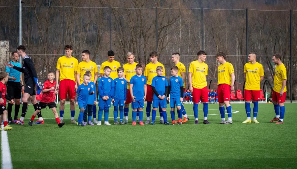Limanovia przy sztucznym oświetleniu z Kalwarianką. Transmisja na żywo. - zdjęcie 1