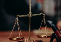 Skup długów a windykacja należności – kiedy sprzedaż wierzytelności jest najlepszym rozwiązaniem, a kiedy wybrać windykację. - zdjęcie główne