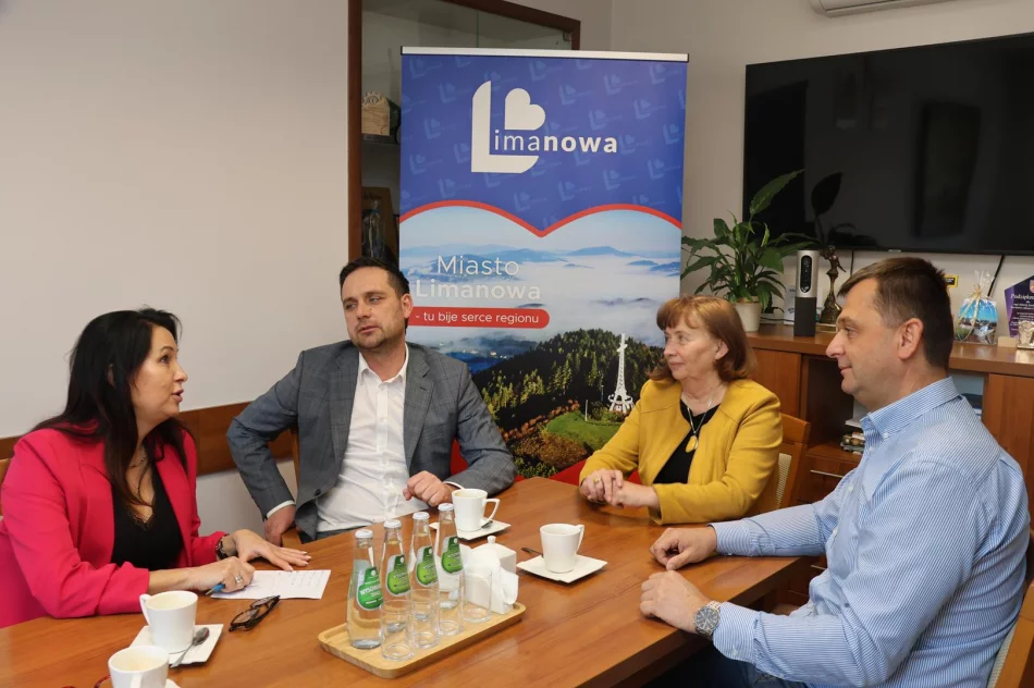 Inwestycja kolejowa w Limanowej. Spotkanie władz Miasta Limanowa z przedstawicielami PKP PLK oraz wykonawcą inwestycji. - zdjęcie 3
