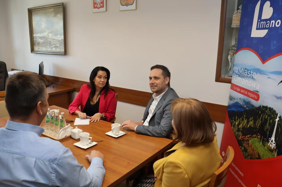 Inwestycja kolejowa w Limanowej. Spotkanie władz Miasta Limanowa z przedstawicielami PKP PLK oraz wykonawcą inwestycji. - zdjęcie 4