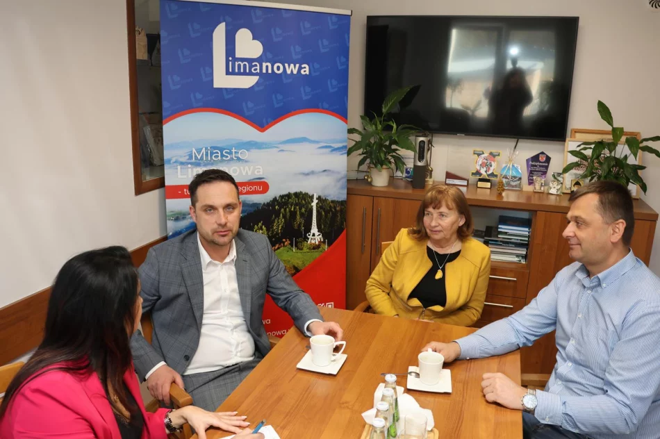 Inwestycja kolejowa w Limanowej. Spotkanie władz Miasta Limanowa z przedstawicielami PKP PLK oraz wykonawcą inwestycji. - zdjęcie 6