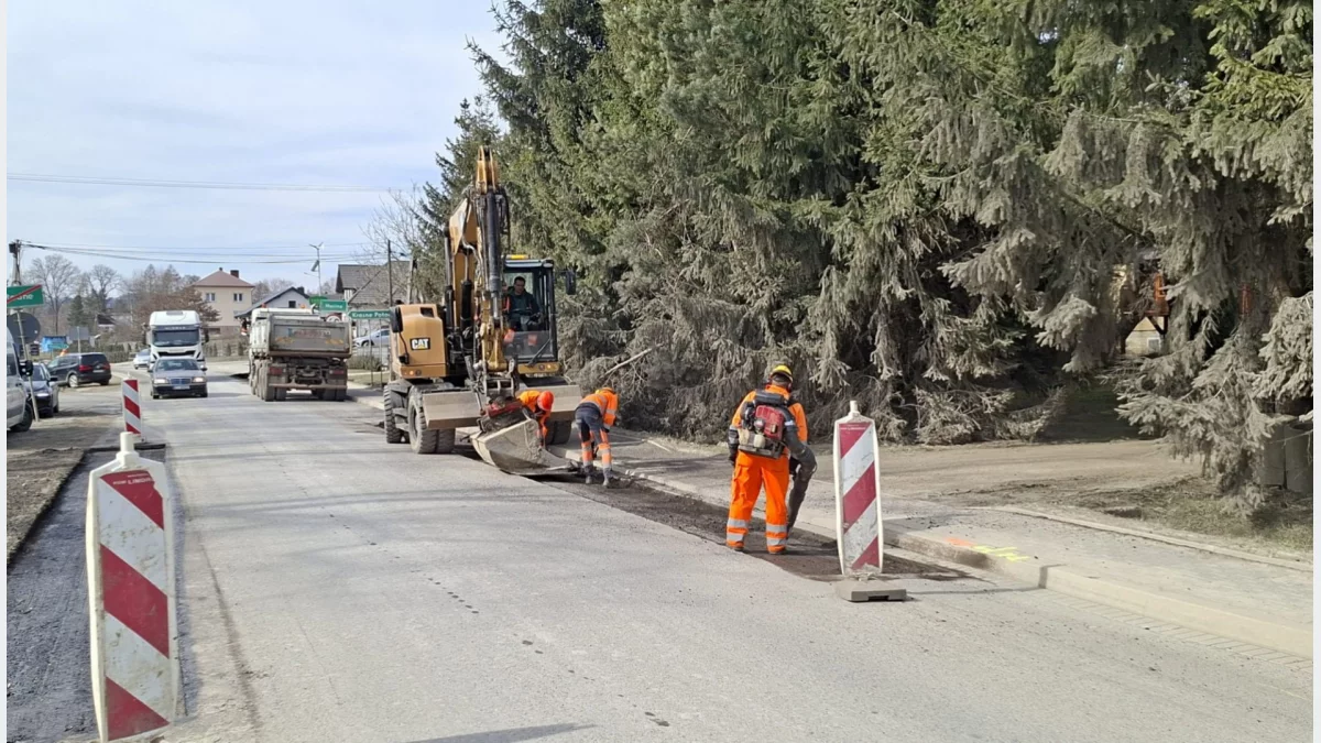 Ekipy remontowe podczas naprawy nawierzchni na drodze powiatowej Limanowa – Chełmiec