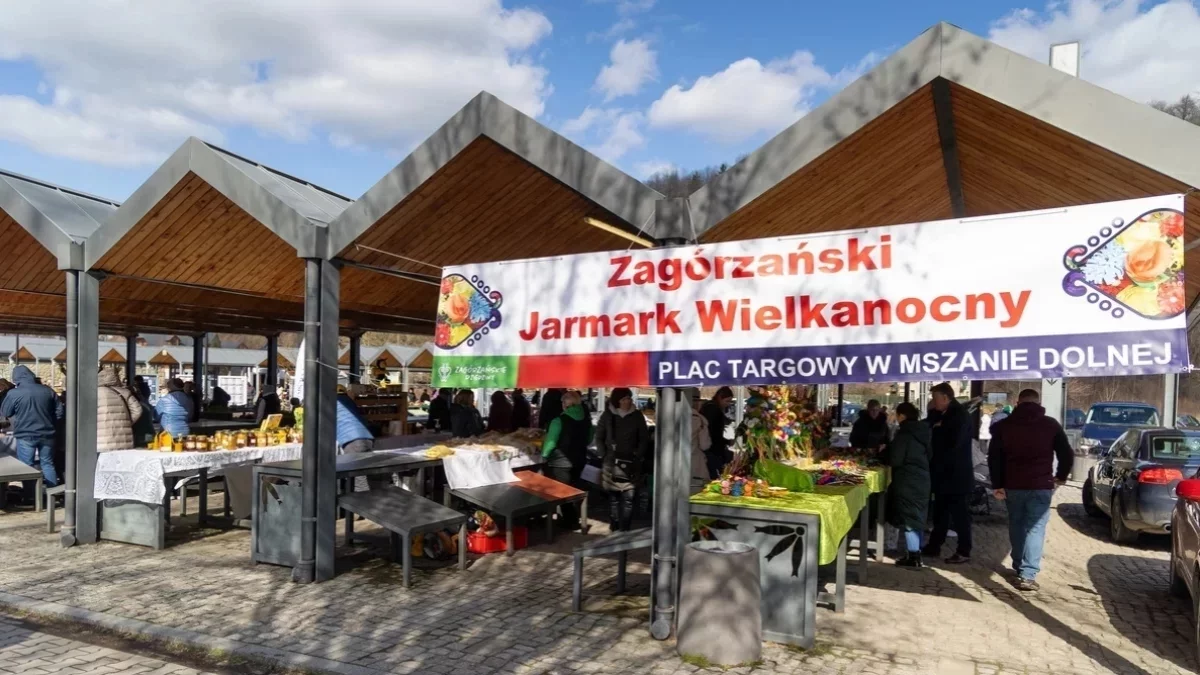 Kolorowe palmy wielkanocne i regionalne wyroby na stoiskach jarmarku w Mszanie Dolnej.