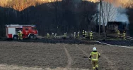Ogień strawił drewniany budynek - zdjęcie 4