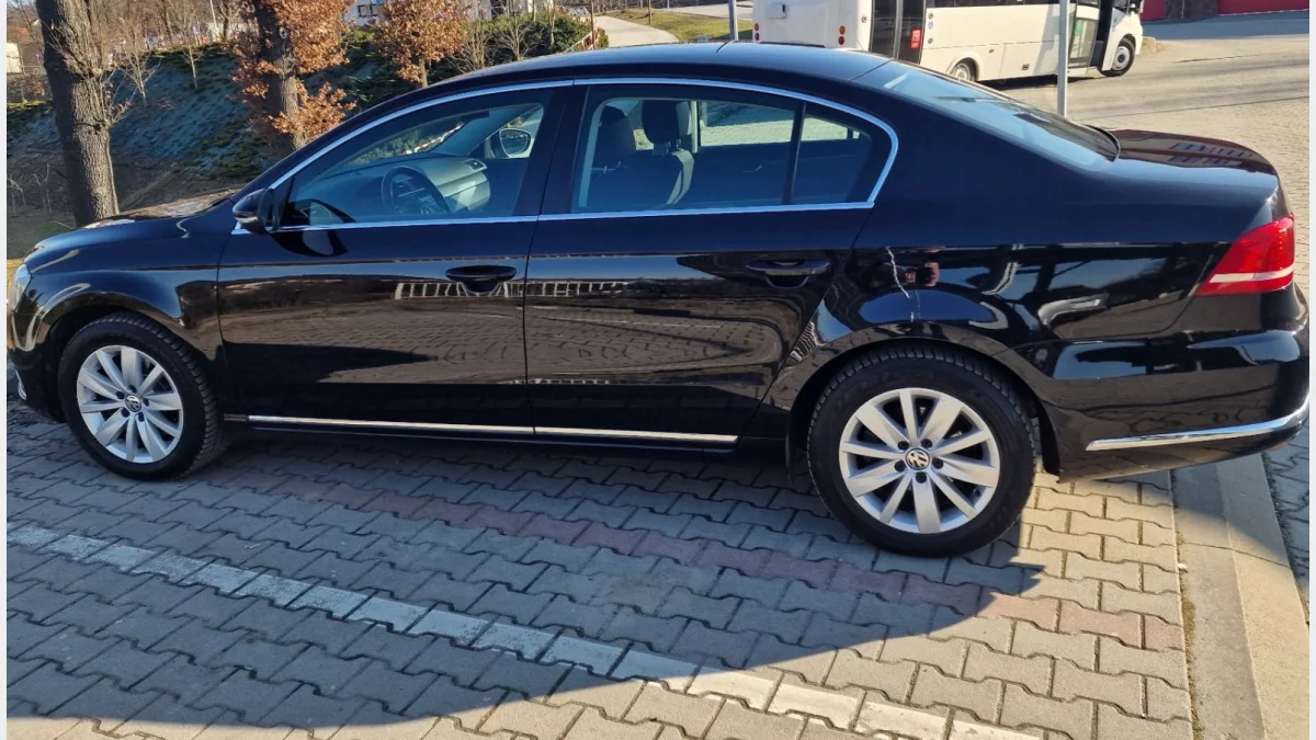 Czarny samochód osobowy Volkswagen Passat zaparkowany na parkingu
