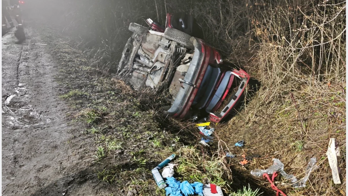 Miejsce wypadku w miejscowości Skrzydlna w powiecie limanowskim, uszkodzony pojazd w rowie