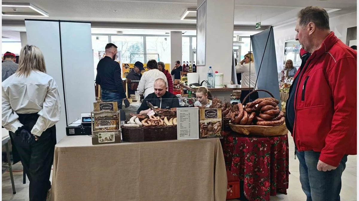 Stoiska z lokalnymi produktamipodczas targów żywności w Limanowskim Domu Kultury