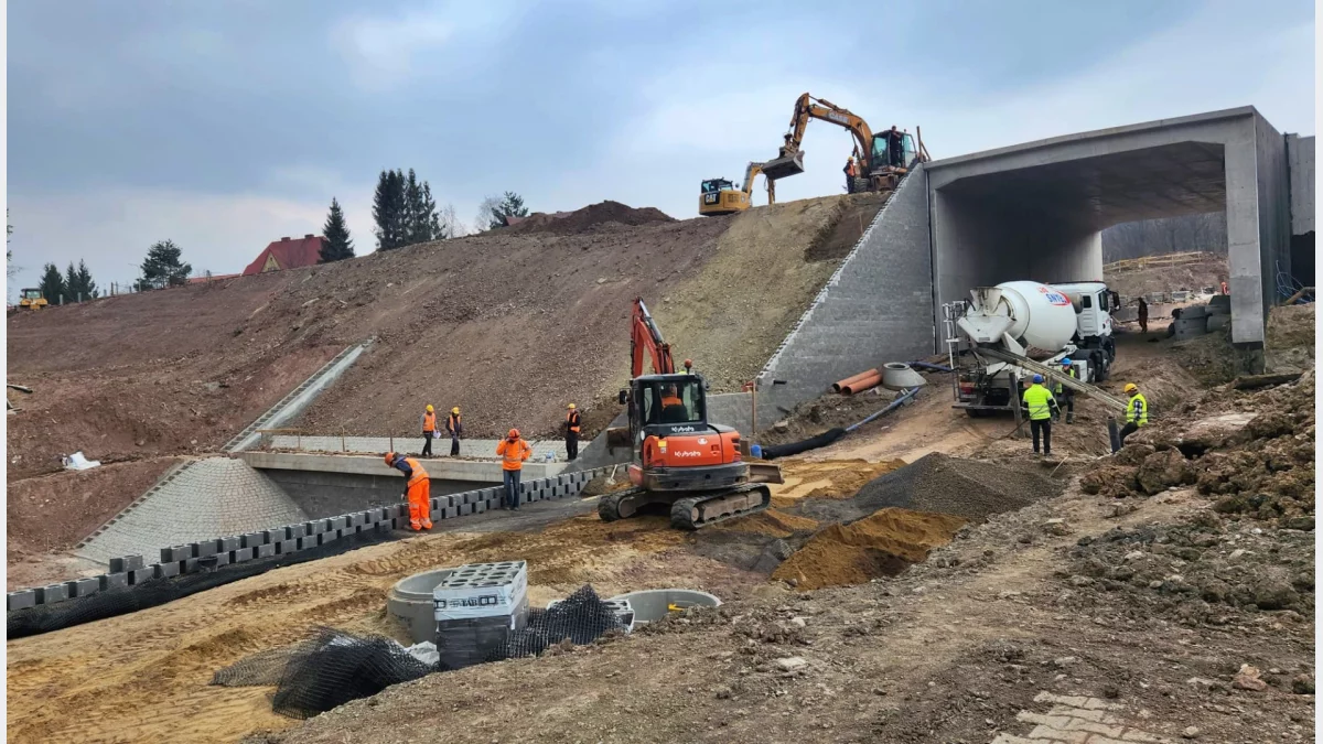 Budowa betonowego wiaduktu kolejowego i murów oporowych w rejonie ulicy Paderewskiego.