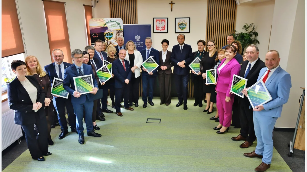 Przedstawiciele samorządów powiatu limanowskiego oraz władz wojewódzkich podczas podpisywania umów w Urzędzie Gminy Łukowica.
