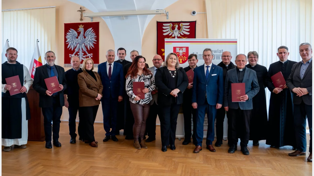 Przedstawiciele Zarządu Powiatu Limanowskiego i beneficjenci podczas podpisywania umów na renowację zabytków