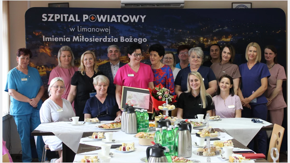 Pielęgniarka trzymająca bukiet kwiatów podczas oficjalnego pożegnania w Szpitalu Powiatowym w Limanowej