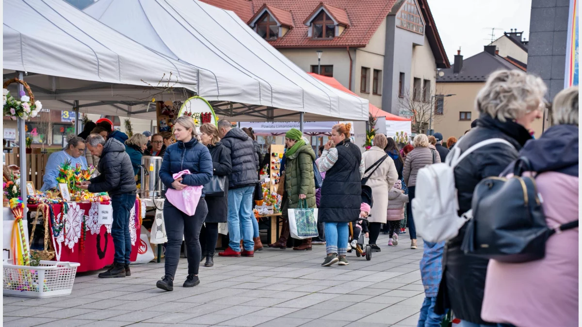 Stoiska z regionalnymi produktami i palmami wielkanocnymi rozstawione na płycie rynku w Limanowej.