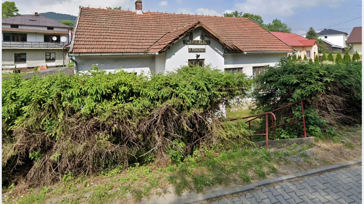 Niszczejący budynek domu folkloru w Pisarzowej, znajdujący się w bliskim sąsiedztwie drogi