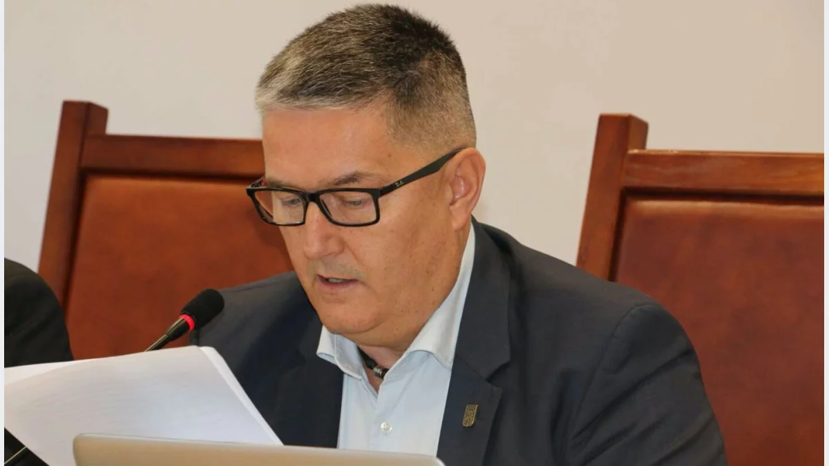 Wiceprzewodniczący Adam Król podczas sesji w sali narad Urzędu Miasta Limanowa